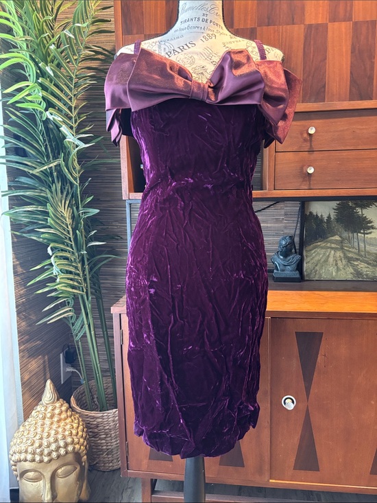 Jessica Howard Dresses & Skirts - Elegant Purple crushed Velvet Off-Shoulder vintage strappy 80s Bow Dress